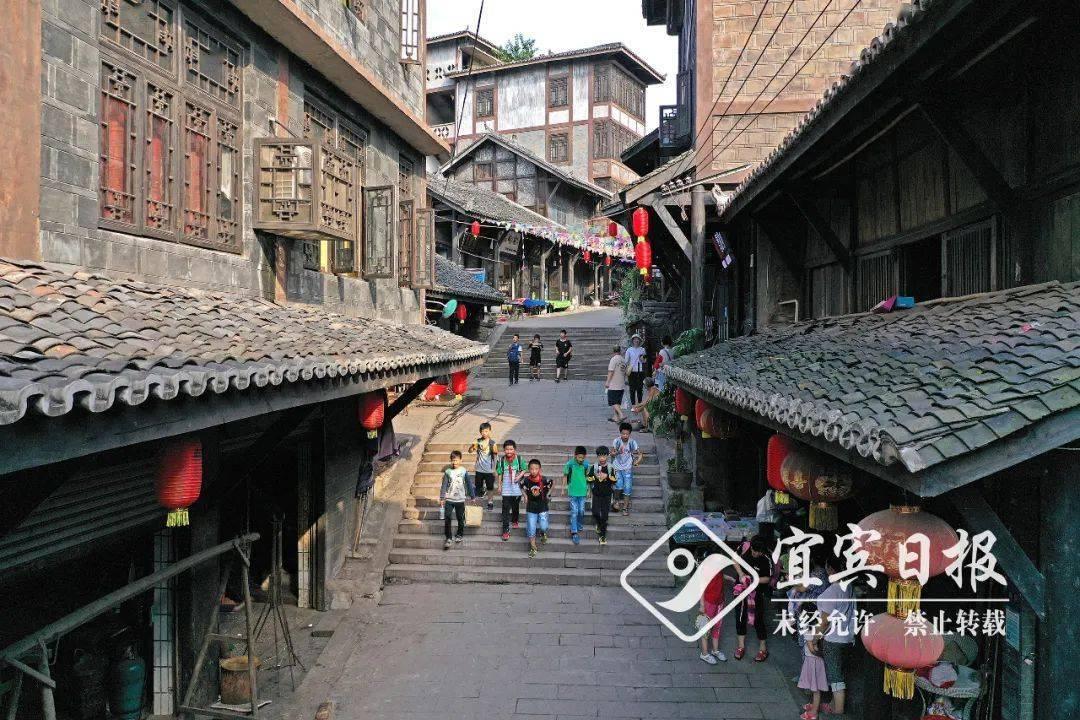 笑脸球的冒险之旅